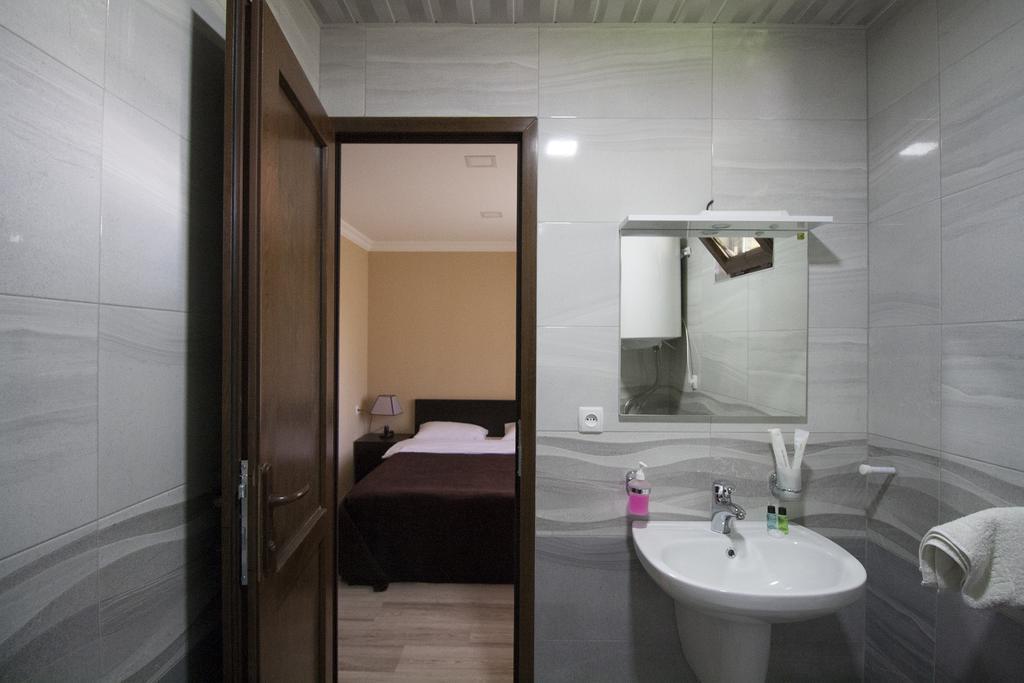 Roza'S Guest House Mestia Exterior foto